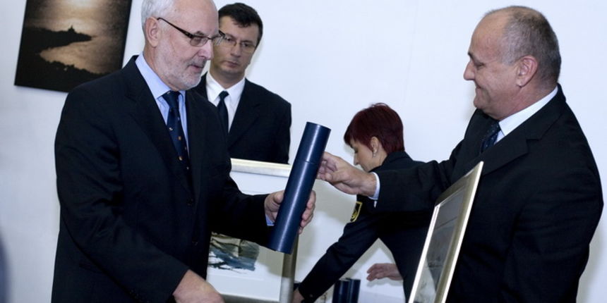 Zagreb, 061211. Ministarstva mora, prometa i veza, Prisavlje.Proslava dana pomoraca i brodaraca u Zagrebu na kojem su dodijeljena priznanja za spasavanje na moru. Na slici: ravnatelj pomorske skole Zadar Svetko Perkovic prima priznanje.Foto: Sandra S Zagreb, 061211. Ministarstva mora, prometa i veza, Prisavlje.Proslava dana pomoraca i brodaraca u Zagrebu na kojem su dodijeljena priznanja za spasavanje na moru. Na slici: ravnatelj pomorske skole Zadar Svetko Perkovic prima priznanje.Foto: Sandra S