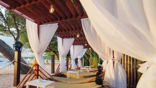 Dalmacija je dobila novo lounge mjesto koje će vas razvesliti u toplim ljetnim danima. Putujte osjećajima kroz predivnu lokaciju novog Makarana beach kluba koji se smjestio na prekrasnoj plaži u srcu Makarske rivijere s veličanstvenim pogledom na Jadransk