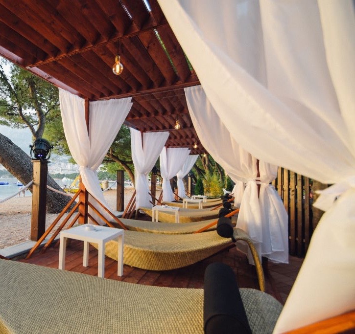 Dalmacija je dobila novo lounge mjesto koje će vas razvesliti u toplim ljetnim danima. Putujte osjećajima kroz predivnu lokaciju novog Makarana beach kluba koji se smjestio na prekrasnoj plaži u srcu Makarske rivijere s veličanstvenim pogledom na Jadransk