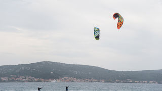 Južina nekima donosi glavobolju, surferima i kajterima je prava radost. Tako je bilo i jučer. Na biogradskoj plaži Dražica okupilo se dvadesetak ljubitelja vjetra, većina iz kiteboarding kluba Badevana-surf iz Zagreba. Iako su po meteorološkoj prognozi oč