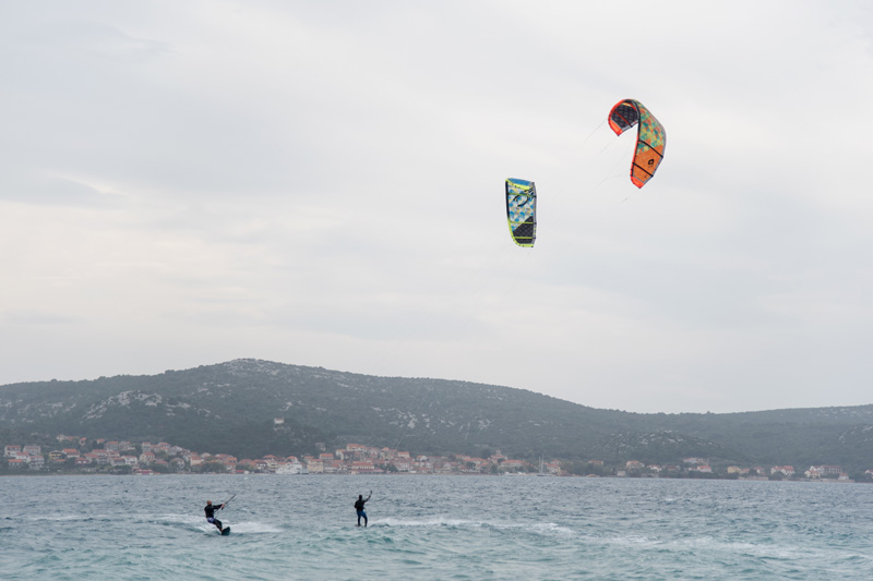 Južina nekima donosi glavobolju, surferima i kajterima je prava radost. Tako je bilo i jučer. Na biogradskoj plaži Dražica okupilo se dvadesetak ljubitelja vjetra, većina iz kiteboarding kluba Badevana-surf iz Zagreba. Iako su po meteorološkoj prognozi oč