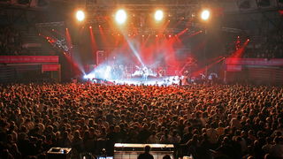 Zagreb, 220410.
U sklopu velike turneje Toleranca tour 2010 i povodom izlaska novog albuma naziva “Toleranca” Zlatan Stipisic Gibonni veceras je u KC Drazen Petrovic odrzao prvi od 2 predvidjena zagrebacka koncerta.
Na slici: publika.
Foto: Neja Markicevi