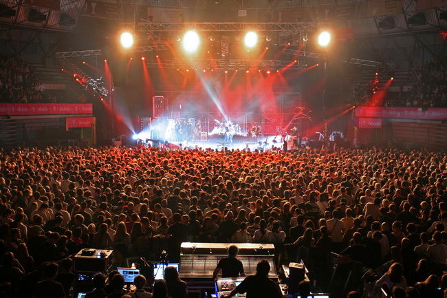 Zagreb, 220410.
U sklopu velike turneje Toleranca tour 2010 i povodom izlaska novog albuma naziva “Toleranca” Zlatan Stipisic Gibonni veceras je u KC Drazen Petrovic odrzao prvi od 2 predvidjena zagrebacka koncerta.
Na slici: publika.
Foto: Neja Markicevi