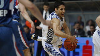 Zadar, 010610.
Dvorana Kresimir Cosic u Zadru. Druga finalna utakmica kosarkaskog prvenstva Hrvatske odigrana izmedju KK Zadar i KK Cibona.
Na slici: Igrac Zadra Rok Stipcevic (bijeli).
Foto: Jure Miskovic / CROPIX Zadar, 010610.
Dvorana Kresimir Cosic u Zadru. Druga finalna utakmica kosarkaskog prvenstva Hrvatske odigrana izmedju KK Zadar i KK Cibona.
Na slici: Igrac Zadra Rok Stipcevic (bijeli).
Foto: Jure Miskovic / CROPIX