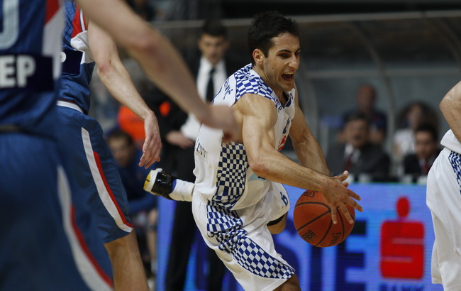 Zadar, 010610.
Dvorana Kresimir Cosic u Zadru. Druga finalna utakmica kosarkaskog prvenstva Hrvatske odigrana izmedju KK Zadar i KK Cibona.
Na slici: Igrac Zadra Rok Stipcevic (bijeli).
Foto: Jure Miskovic / CROPIX Zadar, 010610.
Dvorana Kresimir Cosic u Zadru. Druga finalna utakmica kosarkaskog prvenstva Hrvatske odigrana izmedju KK Zadar i KK Cibona.
Na slici: Igrac Zadra Rok Stipcevic (bijeli).
Foto: Jure Miskovic / CROPIX