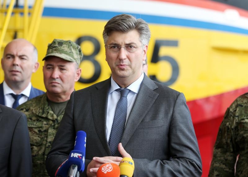 Plenković i Krstičević posjetili zračnu bazu Zemunik i protupožarnu eskadrilu Plenković i Krstičević posjetili zračnu bazu Zemunik i protupožarnu eskadrilu