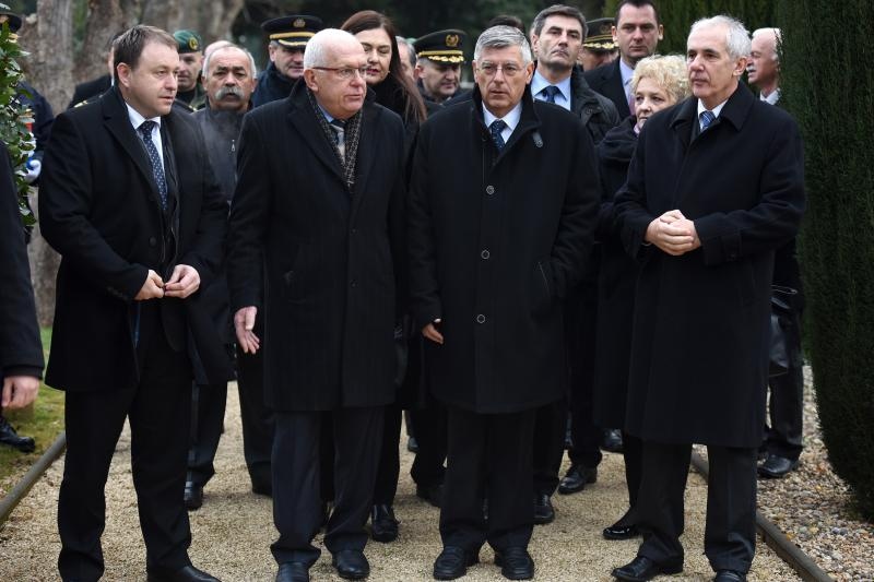 Paljenjem svijeća i polaganjem vijenaca, te mimohodom postrojbi započelo svečano obilježavanje 23. obljetnice VRO Maslenica. Foto. Dino Stanin/PIXSELL Paljenjem svijeća i polaganjem vijenaca, te mimohodom postrojbi započelo svečano obilježavanje 23. obljetnice VRO Maslenica. Foto. Dino Stanin/PIXSELL