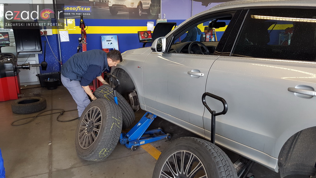 Zadrani pohrlili na izmjenu ljetnih sa zimskim gumama Zadrani pohrlili na izmjenu ljetnih sa zimskim gumama