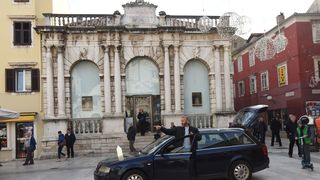 Policija spriječila Davora Dujića da zapali sebe i automobil na glavnom trgu Policija spriječila Davora Dujića da zapali sebe i automobil na glavnom trgu