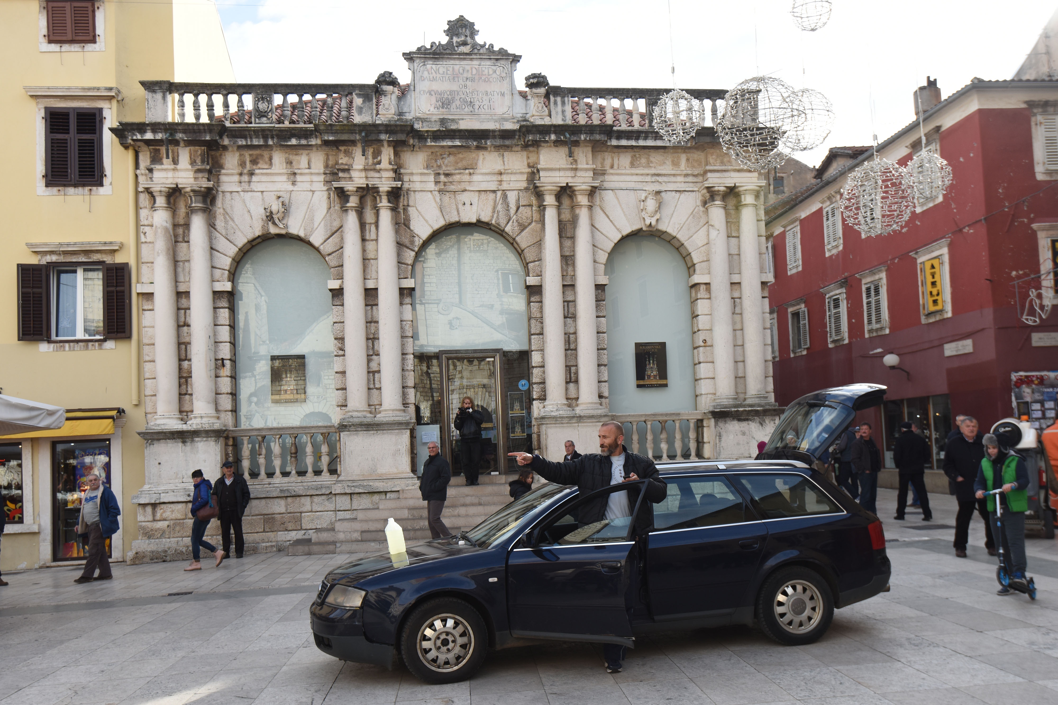 Policija spriječila Davora Dujića da zapali sebe i automobil na glavnom trgu Policija spriječila Davora Dujića da zapali sebe i automobil na glavnom trgu