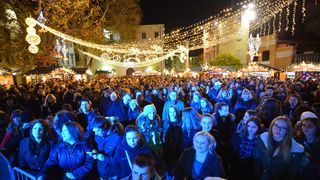 Advent u Zadru: Neno Belan i Fiumensi raspjevali i rasplesali i staro i mlado na Trgu Petra Zoranića Advent u Zadru: Neno Belan i Fiumensi raspjevali i rasplesali i staro i mlado na Trgu Petra Zoranića
