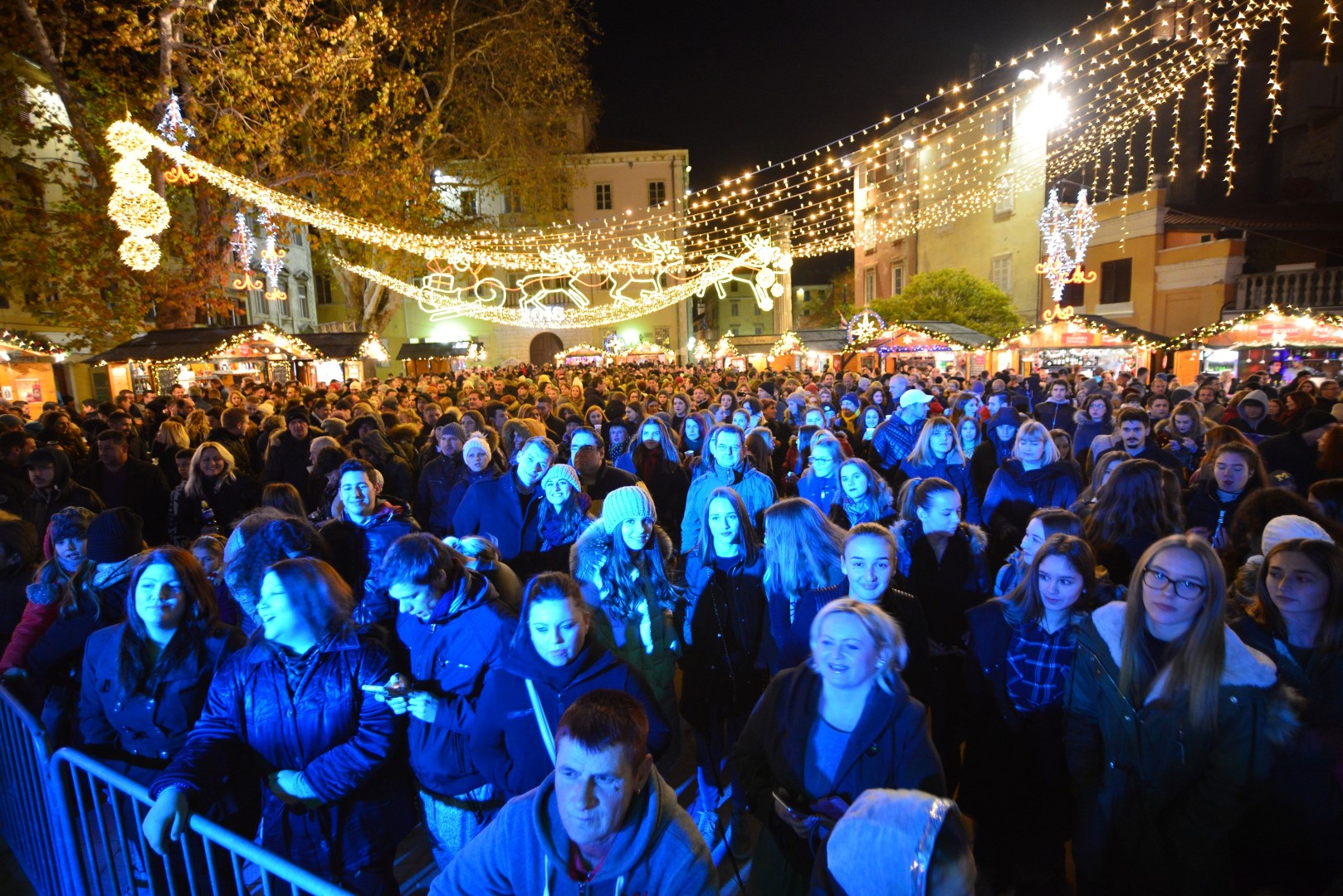 Advent u Zadru: Neno Belan i Fiumensi raspjevali i rasplesali i staro i mlado na Trgu Petra Zoranića Advent u Zadru: Neno Belan i Fiumensi raspjevali i rasplesali i staro i mlado na Trgu Petra Zoranića