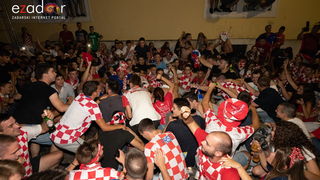 Čudesna noć: Velika fešta ulicama Zadra nakon plasmana Vatrenih u finale SP Čudesna noć: Velika fešta ulicama Zadra nakon plasmana Vatrenih u finale SP