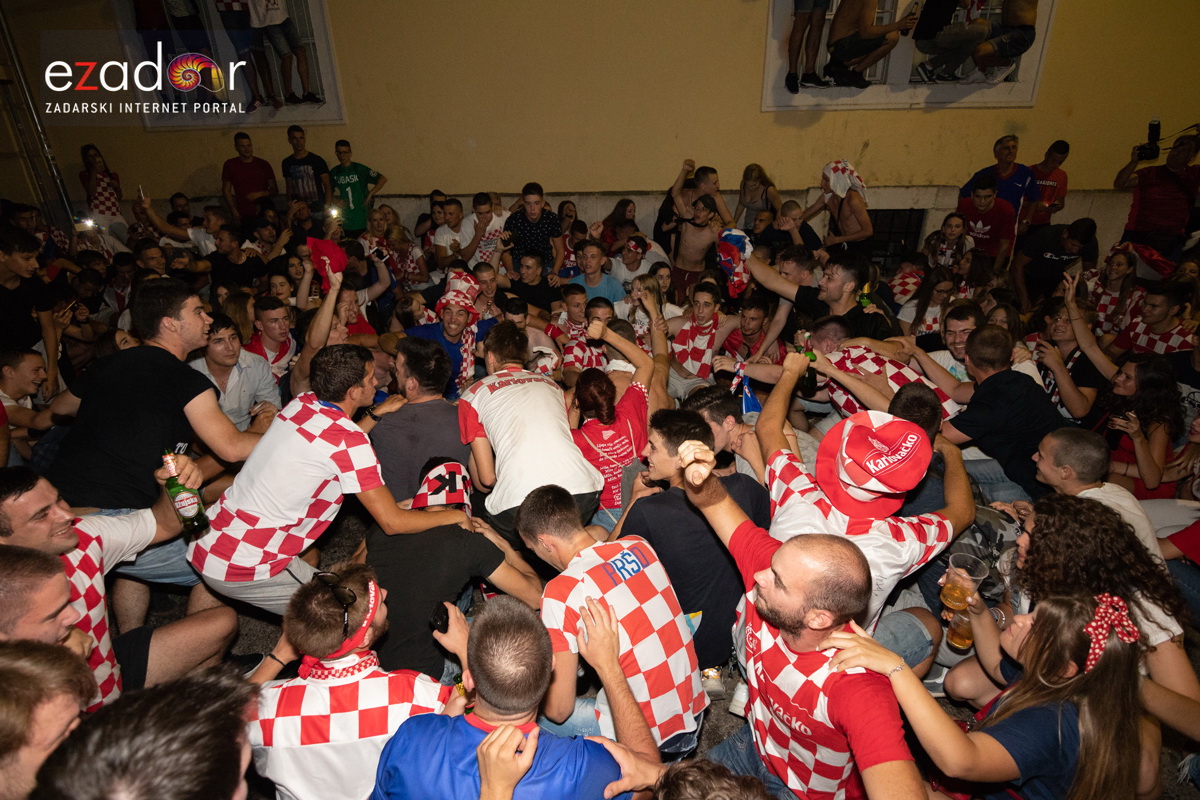 Čudesna noć: Velika fešta ulicama Zadra nakon plasmana Vatrenih u finale SP Čudesna noć: Velika fešta ulicama Zadra nakon plasmana Vatrenih u finale SP