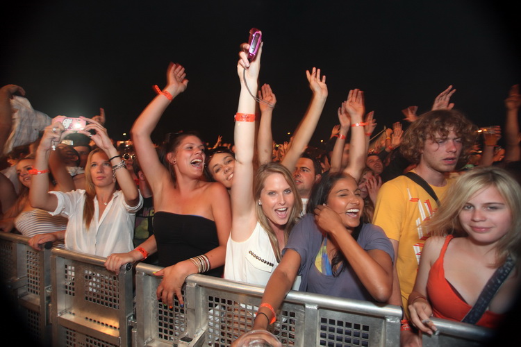 Zrce, 090711.
Na prvom hrvatskom Big Beach partyju na plazi Zrce nastupio je Fatboy Slim pred oko 10 tisuca posjetitelja. Fatboy Slim, DJ za siroke narodne mase. Svo vrijeme dvosatnog nastupa drzao je publiku u visokom ritmu tako da je ona svo vrijeme ple Zrce, 090711.
Na prvom hrvatskom Big Beach partyju na plazi Zrce nastupio je Fatboy Slim pred oko 10 tisuca posjetitelja. Fatboy Slim, DJ za siroke narodne mase. Svo vrijeme dvosatnog nastupa drzao je publiku u visokom ritmu tako da je ona svo vrijeme ple