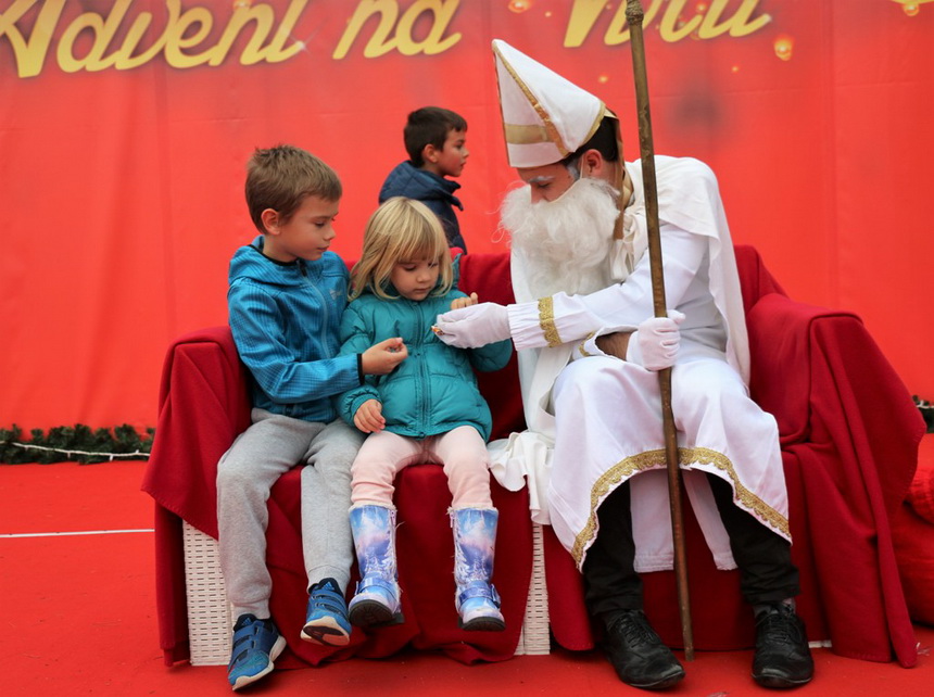 Sveti Nikola darivao mališane na Viru, Krampus bez posla Sveti Nikola darivao mališane na Viru, Krampus bez posla