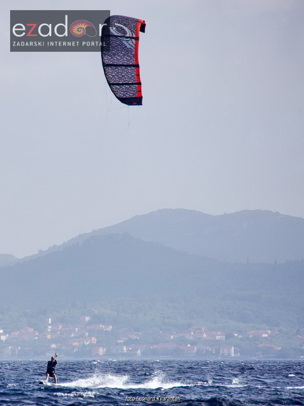Guštanje surfera u jakom jugu Guštanje surfera u jakom jugu