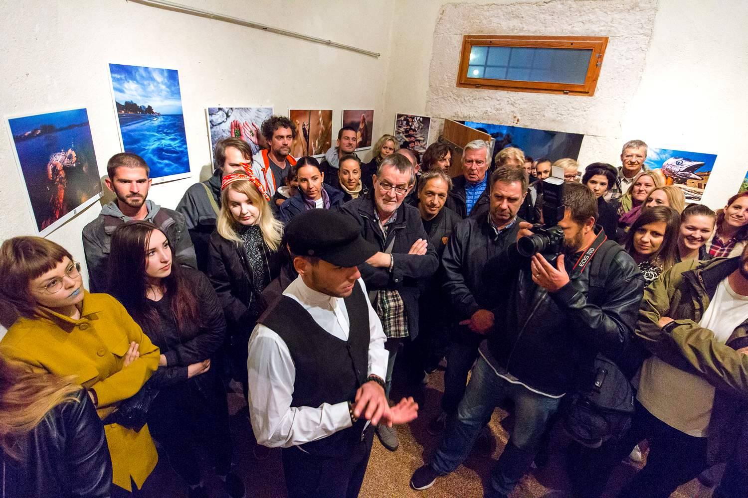 Galerija Kapetanova kula: Svečano otvorenje izložbe “Rastočeno vrime” Stipe Suraća. Foto: Mladen Radolović Mrlja Galerija Kapetanova kula: Svečano otvorenje izložbe “Rastočeno vrime” Stipe Suraća. Foto: Mladen Radolović Mrlja