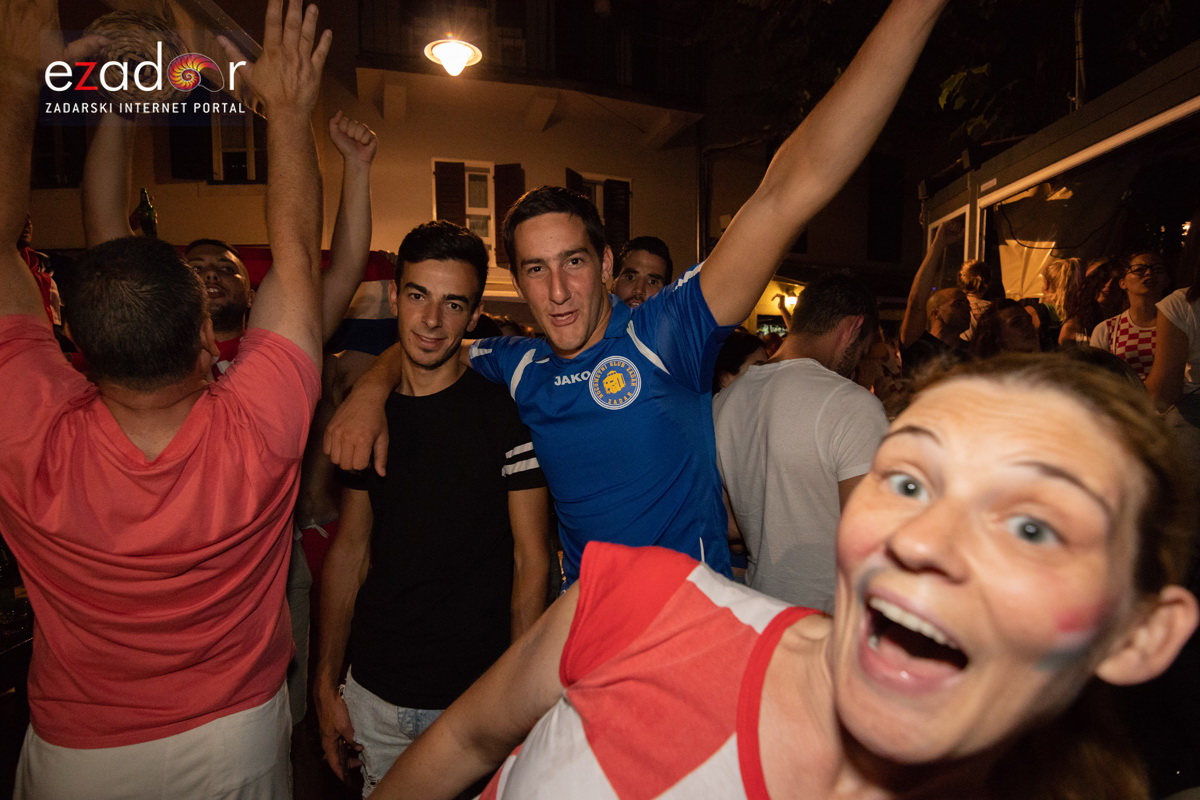 Čudesna noć: Velika fešta ulicama Zadra nakon plasmana Vatrenih u finale SP Čudesna noć: Velika fešta ulicama Zadra nakon plasmana Vatrenih u finale SP