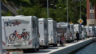 Kamperi preplavili obalni dio Ulice kralja Tomislava u Jazinama Kamperi preplavili obalni dio Ulice kralja Tomislava u Jazinama