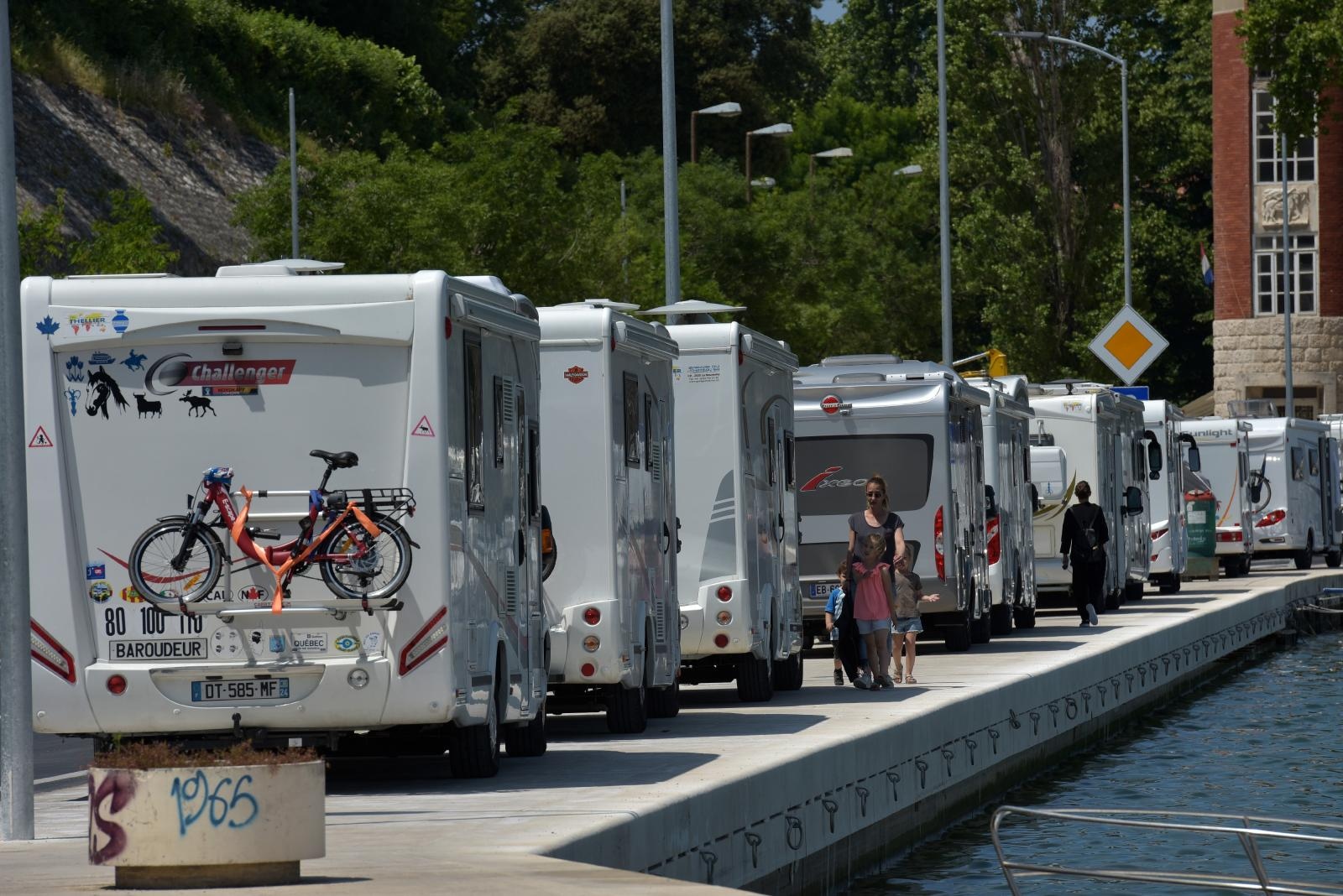 Kamperi preplavili obalni dio Ulice kralja Tomislava u Jazinama Kamperi preplavili obalni dio Ulice kralja Tomislava u Jazinama