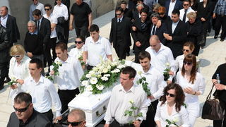 Povljana, 270410.
Vise tisuca Pazana i zitelja Zadarske i Licko – senjske zupanije okupilo se u Povljani na posljednjem ispracaju Martini Skodi (19), Anti Pogorilicu (21) i Marinu Orlicu (24) koji su tragicno izgubili zivot u prometnoj nesreci u nedjelju Povljana, 270410.
Vise tisuca Pazana i zitelja Zadarske i Licko – senjske zupanije okupilo se u Povljani na posljednjem ispracaju Martini Skodi (19), Anti Pogorilicu (21) i Marinu Orlicu (24) koji su tragicno izgubili zivot u prometnoj nesreci u nedjelju