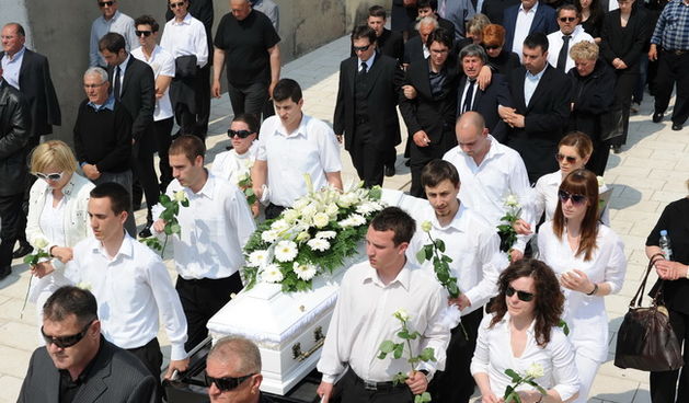 Povljana, 270410.
Vise tisuca Pazana i zitelja Zadarske i Licko – senjske zupanije okupilo se  u Povljani na posljednjem ispracaju Martini Skodi (19), Anti Pogorilicu (21) i Marinu Orlicu (24) koji su tragicno izgubili zivot u prometnoj nesreci u nedjelju