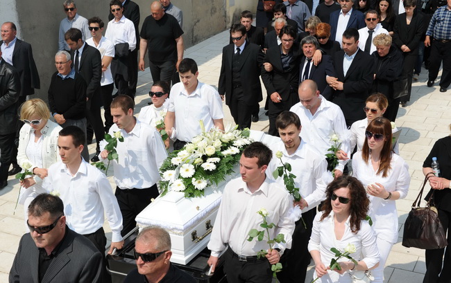 Povljana, 270410.
Vise tisuca Pazana i zitelja Zadarske i Licko – senjske zupanije okupilo se u Povljani na posljednjem ispracaju Martini Skodi (19), Anti Pogorilicu (21) i Marinu Orlicu (24) koji su tragicno izgubili zivot u prometnoj nesreci u nedjelju Povljana, 270410.
Vise tisuca Pazana i zitelja Zadarske i Licko – senjske zupanije okupilo se u Povljani na posljednjem ispracaju Martini Skodi (19), Anti Pogorilicu (21) i Marinu Orlicu (24) koji su tragicno izgubili zivot u prometnoj nesreci u nedjelju