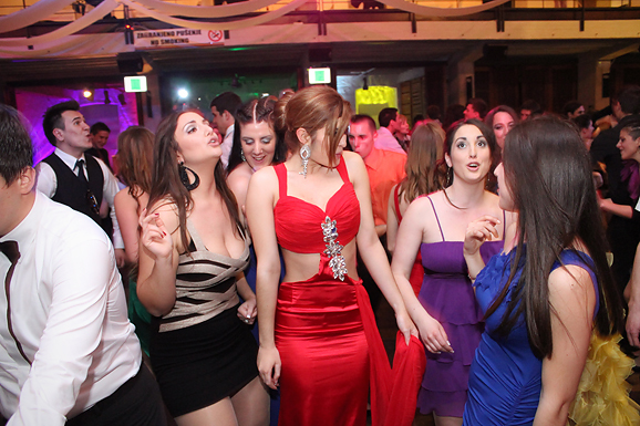 Maturalna večer Gimnazije Vladimira Nazora (foto:Saša Čuka) Maturalna večer Gimnazije Vladimira Nazora (foto:Saša Čuka)