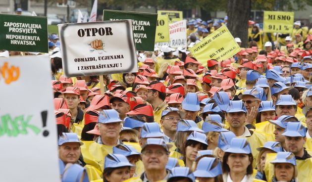 Zagreb,111012.
Trg Francuske republike.
Matica hrvatskih sindikata koja okuplja tri sindikata prosvjete i znanosti i sindikat medicinskih sestara organizira prosvjed nakon sto je vlada otkazala Temeljni koletivni ugovor.
Na fotografiji: prosvjednici su kr