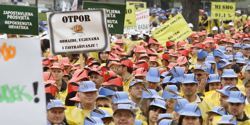 Zagreb,111012.
Trg Francuske republike.
Matica hrvatskih sindikata koja okuplja tri sindikata prosvjete i znanosti i sindikat medicinskih sestara organizira prosvjed nakon sto je vlada otkazala Temeljni koletivni ugovor.
Na fotografiji: prosvjednici su kr