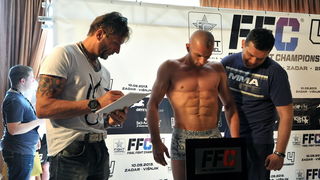 Zadar, 090513.
Sluzbeno vaganje sudionika za borilacki spektakl FFC 04 koji se sutra odrzava u dvorani na Visnjiku.
Foto: Luka Gerlanc / CROPIX Zadar, 090513.
Sluzbeno vaganje sudionika za borilacki spektakl FFC 04 koji se sutra odrzava u dvorani na Visnjiku.
Foto: Luka Gerlanc / CROPIX