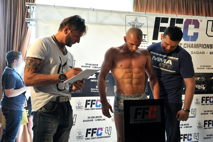 Zadar, 090513.
Sluzbeno vaganje sudionika za borilacki spektakl FFC 04 koji se sutra odrzava u dvorani na Visnjiku.
Foto: Luka Gerlanc / CROPIX Zadar, 090513.
Sluzbeno vaganje sudionika za borilacki spektakl FFC 04 koji se sutra odrzava u dvorani na Visnjiku.
Foto: Luka Gerlanc / CROPIX