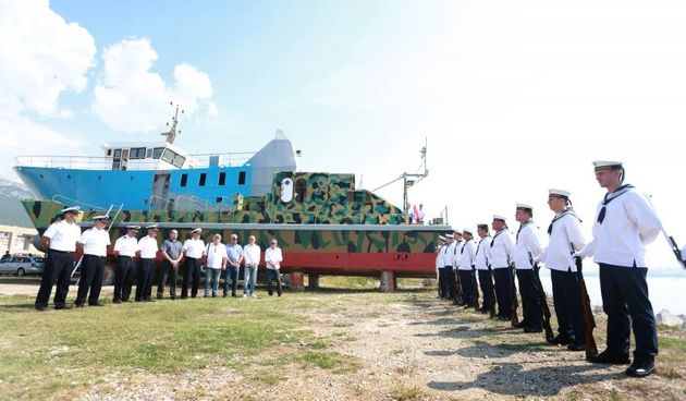 Kastel Sucurac – Podizanje zastave RH na prvi brod DJB 103 zarobljen u Domovinskom ratu. Photo: Miranda Cikotic/PIXSELL