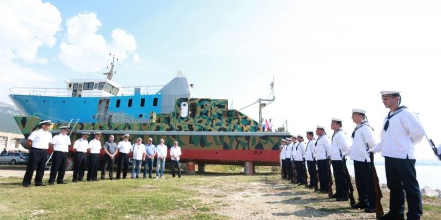 Kastel Sucurac – Podizanje zastave RH na prvi brod DJB 103 zarobljen u Domovinskom ratu. Photo: Miranda Cikotic/PIXSELL Kastel Sucurac – Podizanje zastave RH na prvi brod DJB 103 zarobljen u Domovinskom ratu. Photo: Miranda Cikotic/PIXSELL