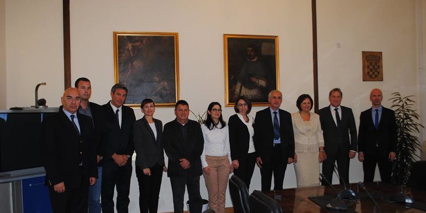 Župan Stipe Zrilić i gradonačelnik grada Zadra Božidar Kalmeta primili su u ponedjeljak, 2. studenog 2015. u Domu Zadarske županije ovogodišnje dobitnike priznanja na Danima hrvatskog turizma sa područja Zadarske županije