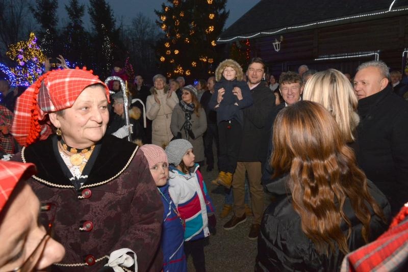 Božićna priča obitelji Salaj s rekordnih 1,88 milijuna lampica. Foto: Damir Špehar/PIXSELL