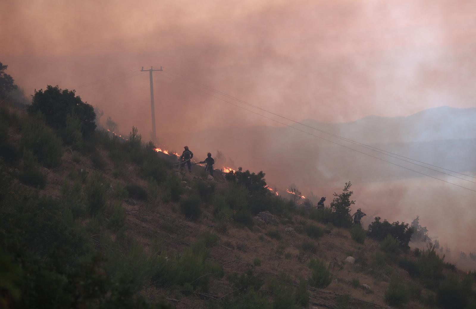 Tučepi: Požar se širi, zahvatio ranč i kuće, vatrogasci u akciji
