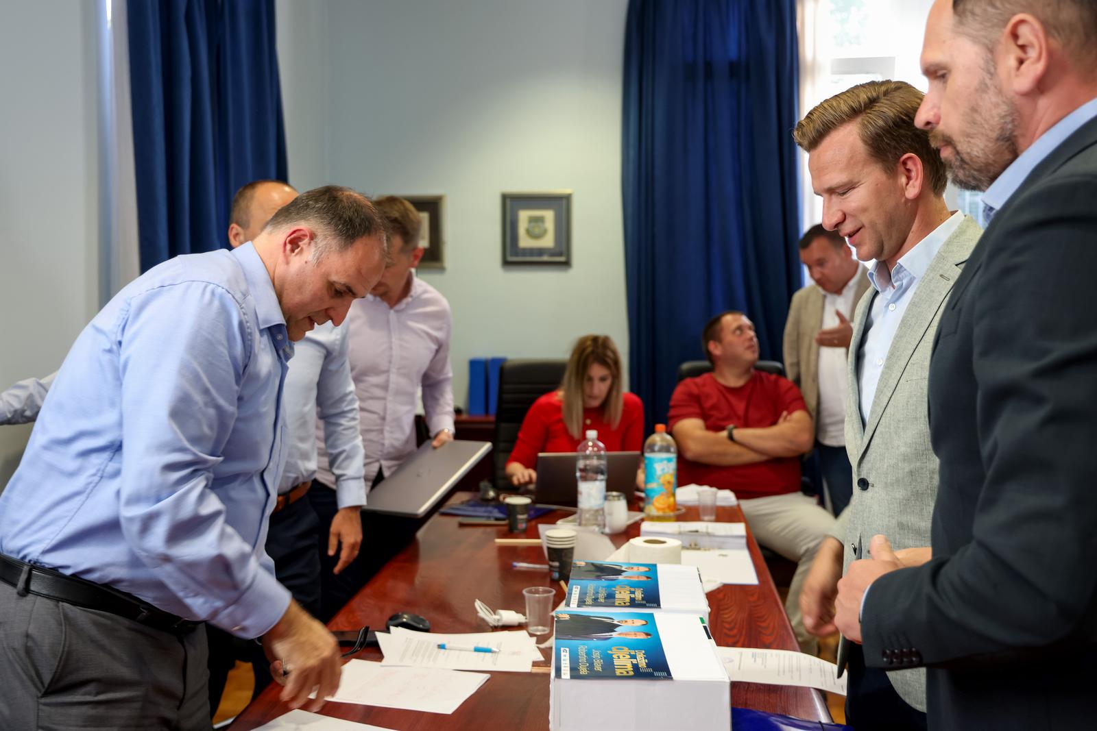 Predaja županijske liste HDZ-a i kandidat za župana Josip Bilaver Predaja županijske liste HDZ-a i kandidat za župana Josip Bilaver