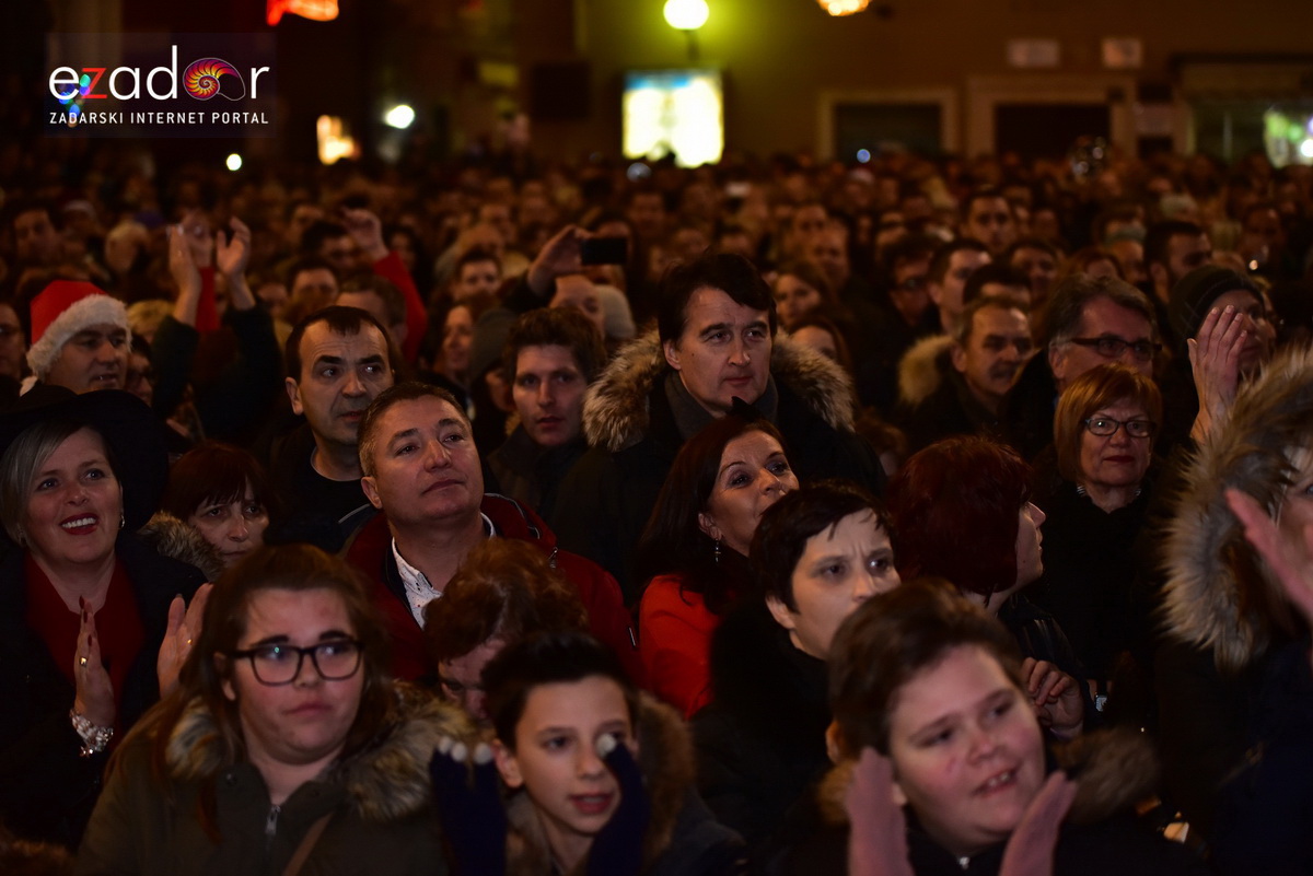 Tisuće Zadrana uživalo na krcatom Narodnom trgu i Tgu Petra Zoranića uz Tomislava Bralića i klapu Intrade Tisuće Zadrana uživalo na krcatom Narodnom trgu i Tgu Petra Zoranića uz Tomislava Bralića i klapu Intrade