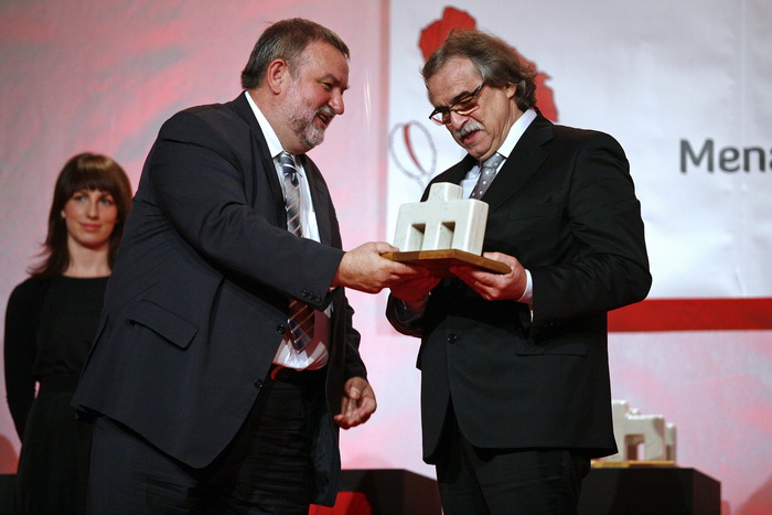 Zagreb, 161110.
U hotelu Westin odrzan je 20. susret CROMA 2010, na kojm su dodijeljene nagrade za najbolje menadzere i poduzetnike u ovoj godini. Dodijeljeno je 14 nagrada i plaketa.
Na slici: Vladimir Ferdelji, predsjednik CROMA-e urucuje nagradu Rajku Zagreb, 161110.
U hotelu Westin odrzan je 20. susret CROMA 2010, na kojm su dodijeljene nagrade za najbolje menadzere i poduzetnike u ovoj godini. Dodijeljeno je 14 nagrada i plaketa.
Na slici: Vladimir Ferdelji, predsjednik CROMA-e urucuje nagradu Rajku