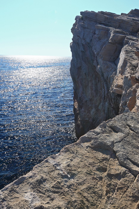 Dugi otok, 260609.
Dugi otok je jedva 1,5 sat udaljen od Zadra, jedan je od skrivenih Jadransih bisera. Sa raznolikom prirodom i plazama, cistim morem, on je namjenjen gostima koji vise cijene prirodu od zabave.
Na slici: jugoistocni dio Dugog otoka i naj
