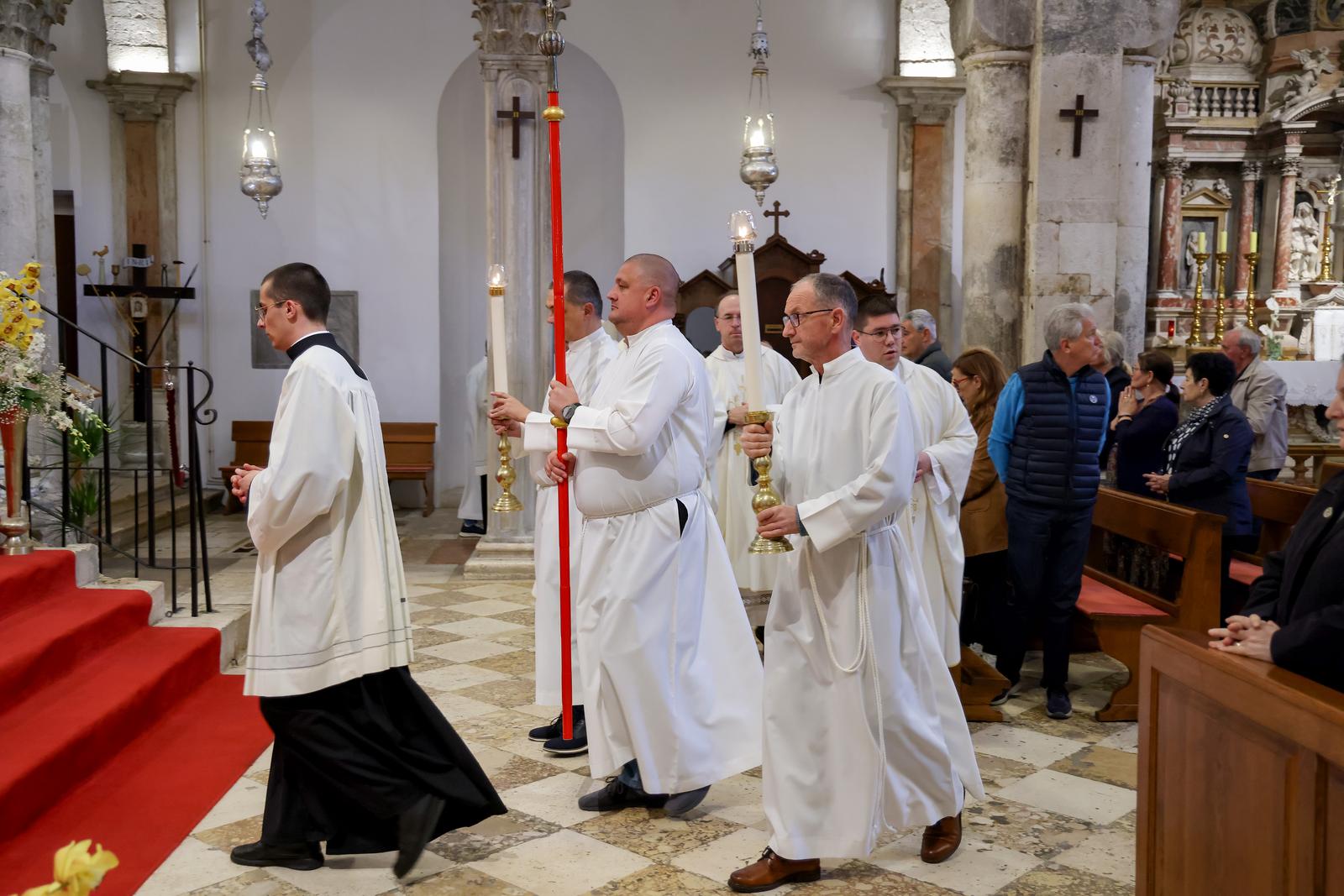 Nadbiskup Milan Zgrablić predvodio misu zadušnicu za Papu Franju Nadbiskup Milan Zgrablić predvodio misu zadušnicu za Papu Franju