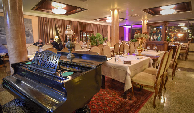 Restoran Niko, Erik Pavin