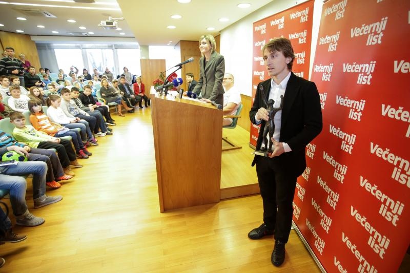 Luki Modriću u dječjoj bolnici u Klaićevoj uručena nagrada nogometaša godine, Photo: Petar Glebov/PIXSELL Luki Modriću u dječjoj bolnici u Klaićevoj uručena nagrada nogometaša godine, Photo: Petar Glebov/PIXSELL