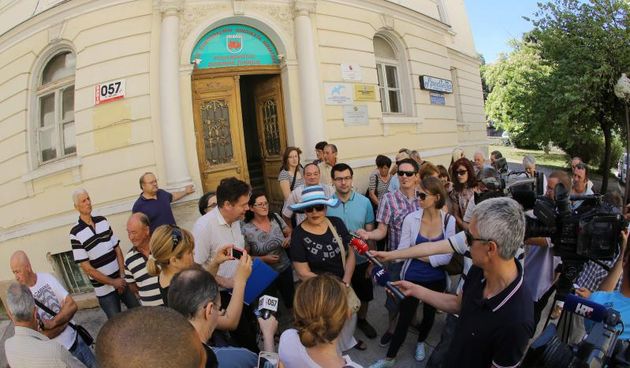 Zadar – Bivsi zaposlenici Elektronike d.o.o. Zadar odrzali su prosvjedni skup ispred Saveza sindikata zbog neisplacenih vise od 20 placa. Photo: Filip Brala/PIXSELL