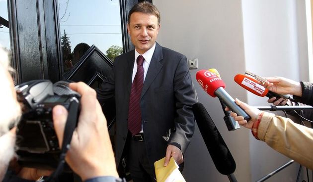 Trg Zrtava fasizma 4, HDZ, Zagreb – U sredisnjici stranke sastalo se Predsjednistvo HDZ-a. Clanove Predsjednistva koji su dolazili na sastanak docekala je udruga nezadovoljnih gradjana sa transparentom i povicima negodovanja. Gordan Jandrokovic. Photo: Go