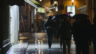 Kiša je potopila ulice grada. Jesen je stigla u svom svojem sjaju