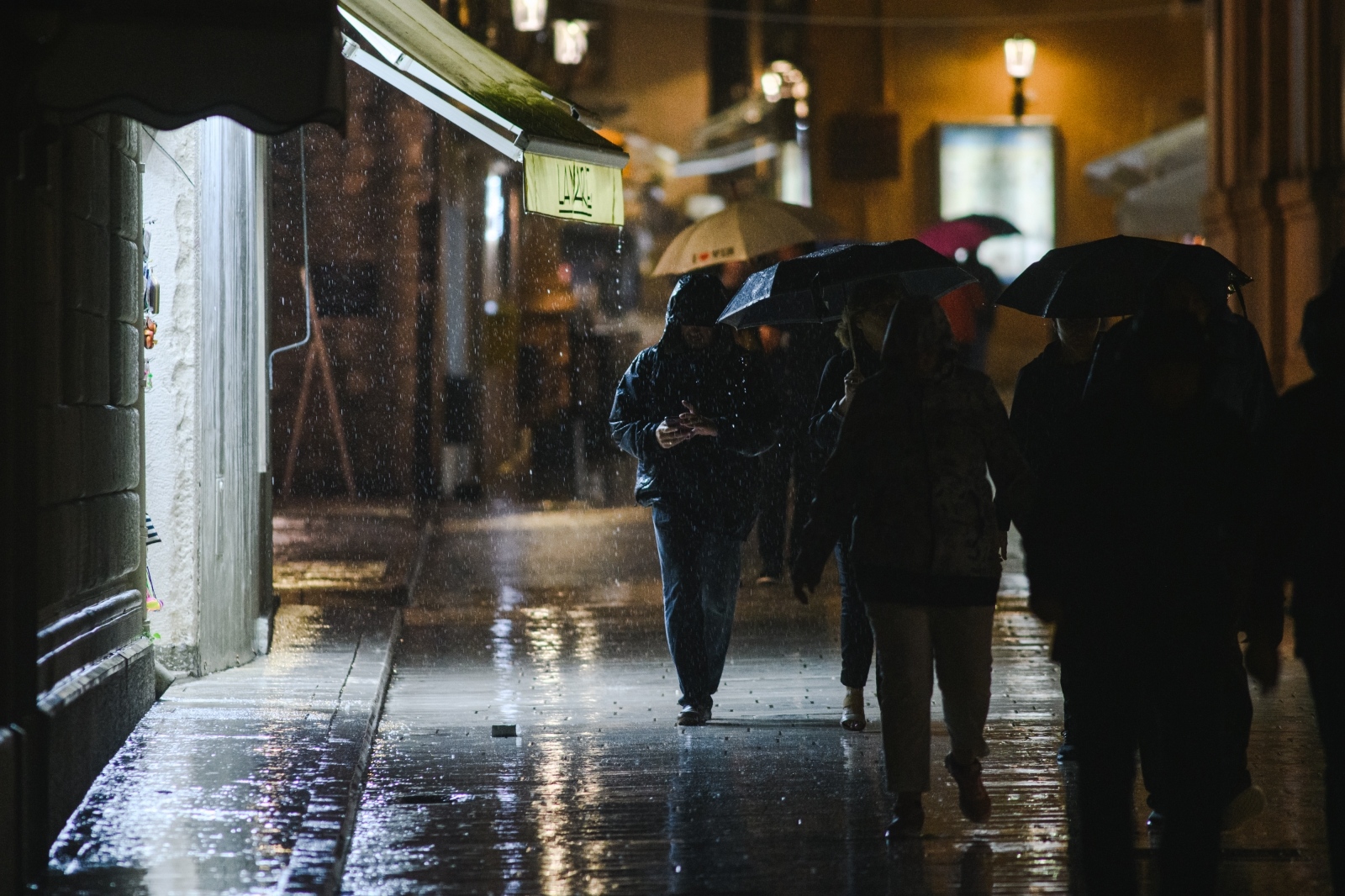 Kiša je potopila ulice grada. Jesen je stigla u svom svojem sjaju