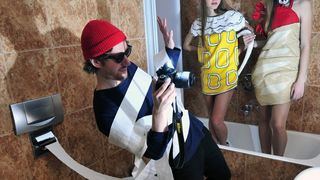 Zagreb, 231111.
Rodnik bend designer koji ce svoje kreacije pokazati na sutrasnjem Fashion weeku izveo je protesni performans u Umjetnickom paviljonu i Zrinjevcu. Manekenke u Rodnikovim modelima  nakratko su prekinule ambijentalni izlozbeni projekt Ante R